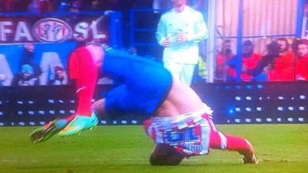 VIDEO: Espeluznante caída de jugador del Atlético de Madrid
