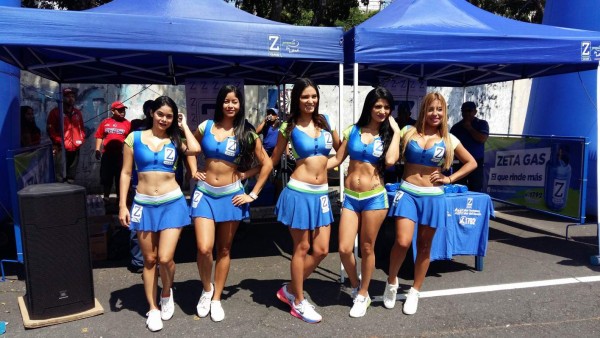 Bellas modelos engalanaron la vuelta de semis entre Municipal y Comunicaciones