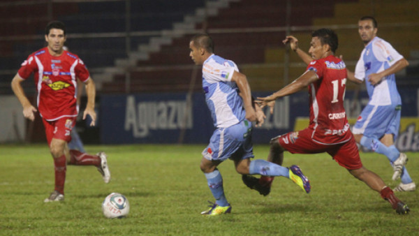 Vida gana a Savio y está en la pelea