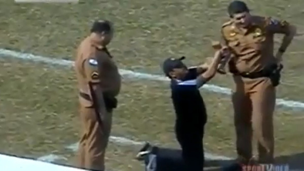 Lo expulsan y arma show para que la policía lo esposara