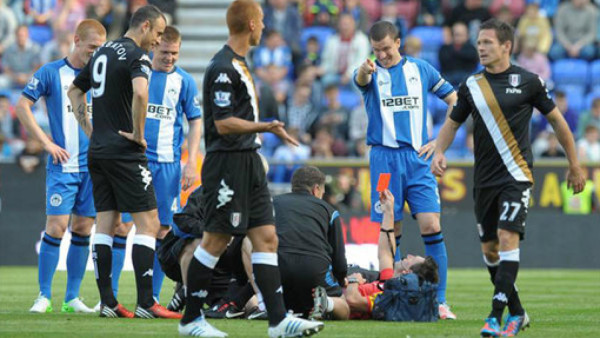 Insólita barrida contra el árbitro en el partido del Wigan