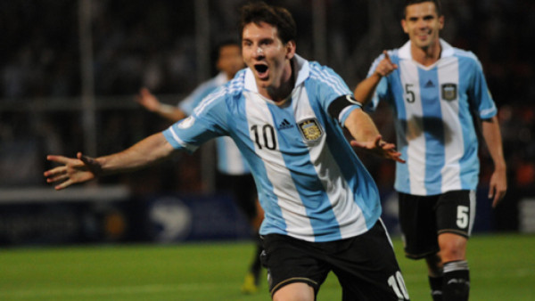 Noche mágica de Messi en goleada de Argentina sobre Uruguay
