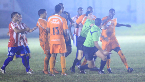 VIDEO: Futbolista agrede a árbitro en Segunda División de Honduras