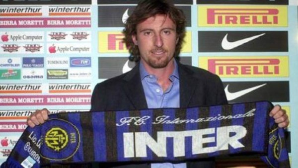 Jugó con Ronaldo en el Inter, derrochó toda su fortuna y ahora se gana la vida como panadero