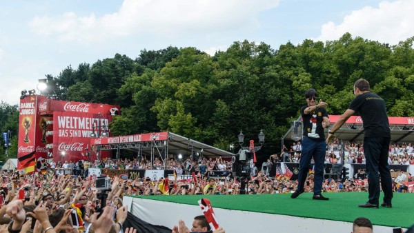 Una multitud eufórica recibe a Alemania en Berlín