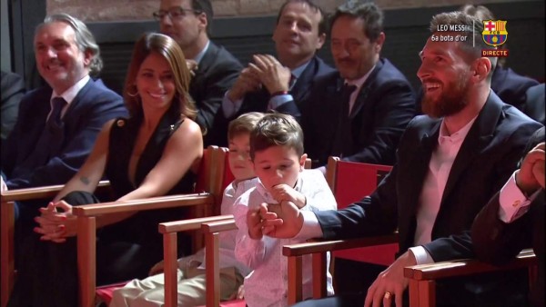 Show de Mateo Messi: Saca la lengua y roba el micrófono durante la entrega de la Bota de Oro