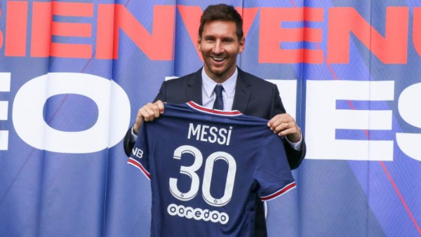 ''Engañaste a D10s'': afición del Barça ataca a Laporta en las afueras del estadio tras el adiós de Messi