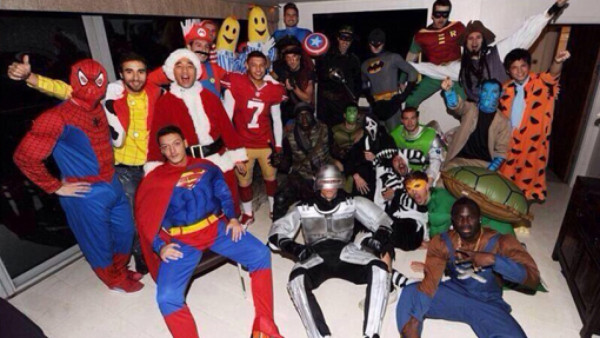 El Arsenal celebró la Navidad con fiesta de disfraces