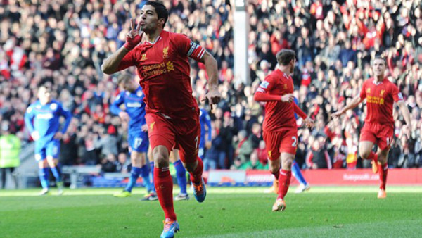 Luis Suárez celebró su renovación con un doblete frente al Cardiff