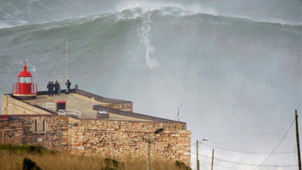 Surfista estadounidense impone récord ante una la 'ola asesina”