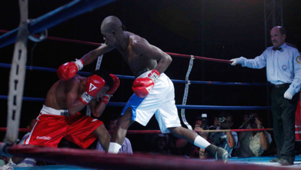 'El Muñeco' González gana y continúa invicto