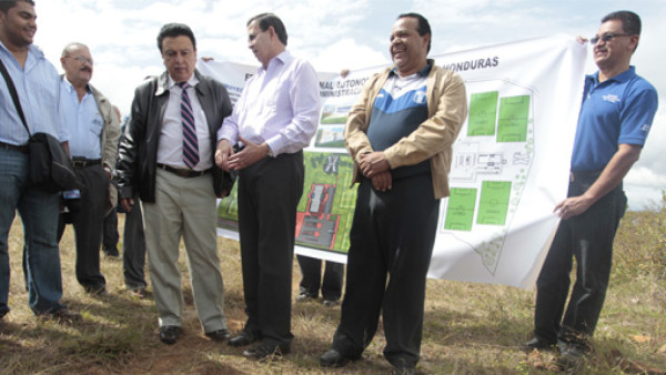 Fenafuth coloca primera piedra de otro Proyecto Goal