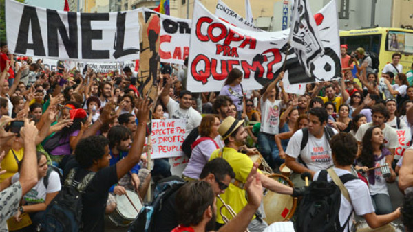 Miles de manifestantes marchan hacia el blindado Maracaná