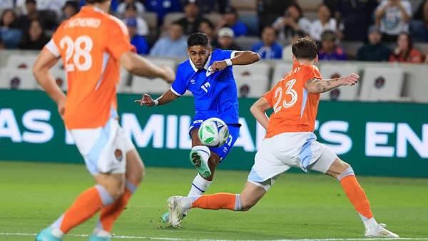 Jairo Henríquez marcó el primer gol en la era Bolillo con El Salvador.