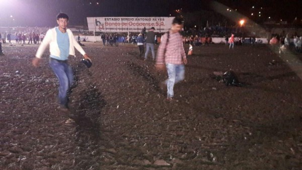 Estadio Sergio Reyes en Santa Rosa de Copán queda destruido tras un evento