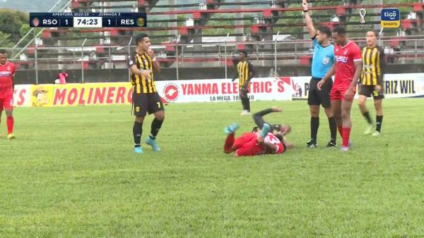 Momento en que el mostraron la tarjeta roja a Mayron Flores. El central miraba directamente a Alejandro Reyes, su próximo expulsado.