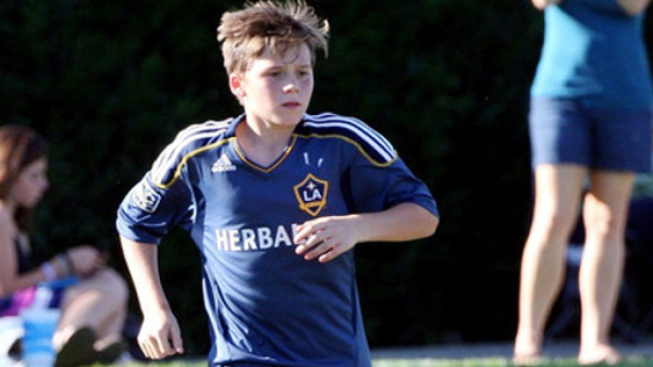 Los tres hijos de David Beckham entrenan con el Chelsea
