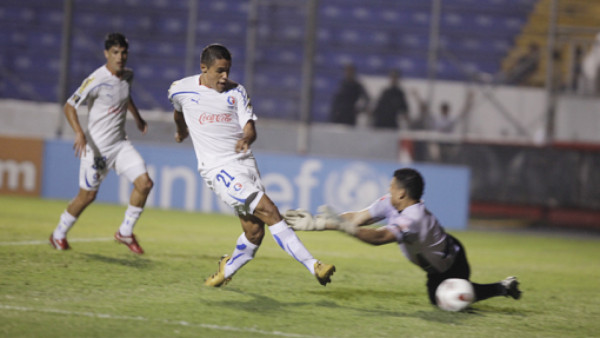 Roger Rojas mete al Olimpia a la pelea