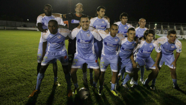 Insólito: Choloma y Savio se presentaron, pero no jugaron