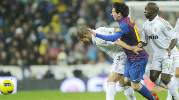 Messi ha tenido un duro primer tiempo, le han mostrado una tarjeta amarilla.