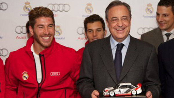 Intercambio de manotazos en el Real Madrid, imitando a Florentino Pérez