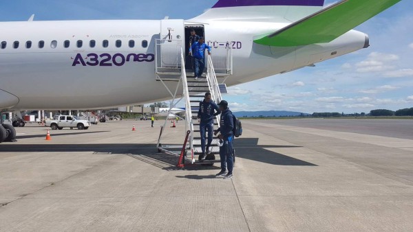 Honduras arriba a Temuco en vuelo chárter para enfrentar a Chile