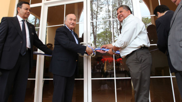 Joseph Blatter inaugura Proyecto Gol en Siguatepeque