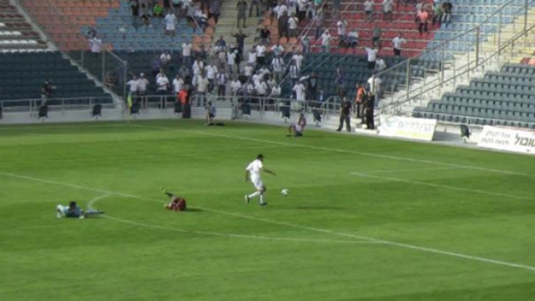 VIDEO: Delantero falla con el arco vacío y con tiempo de sobra