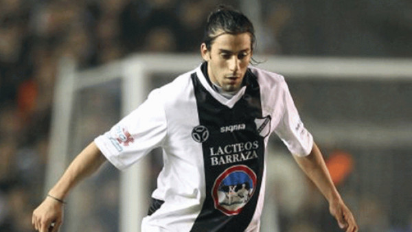 VIDEO: Futbolista se bajó la calzoneta para distraer al portero