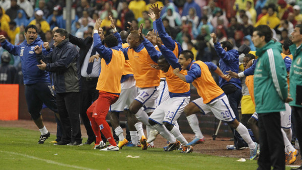 ¡Honduras derrumba a México con un histórico Aztecazo!