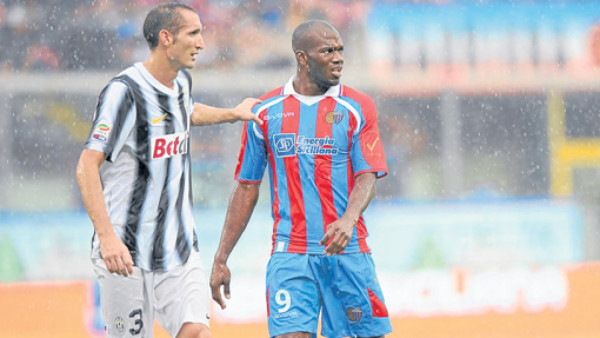 David Suazo da 'pasos grandes' para jugar con Catania