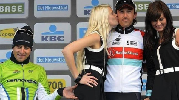 Ciclista Sagan se disculpa por tocar trasero a una azafata