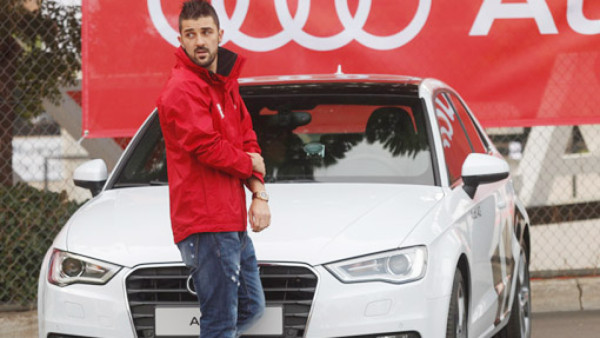 Jugadores del Barcelona reciben lujosos autos