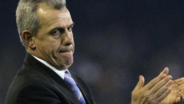 VIDEO: 'Vasco' Aguirre tropieza intentando alcanzar un balón