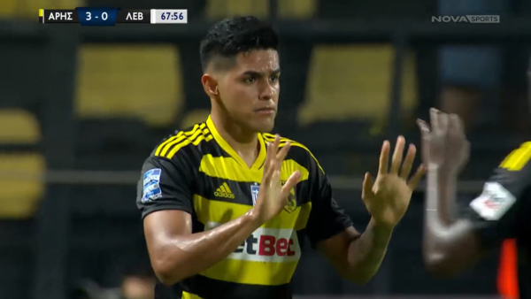 ¡Se quitó a Alfredo Mejía e hizo una obra de arte! La asistencia colosal de Luis Palma en goleada del Aris vs Levadiakos en Grecia