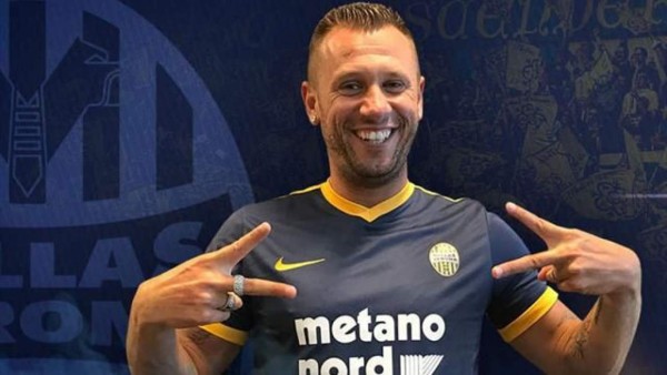 Ficharon por un equipo, pero nunca llegaron a debutar; uno fue echado rápidamente por la afición