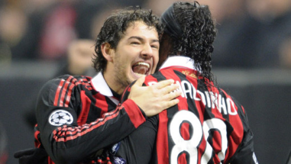 Ronaldinho se bajaría el sueldo en Milan
