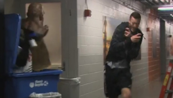 VIDEO: Mascota de Phoenix Suns asusta a jugadores en Halloween