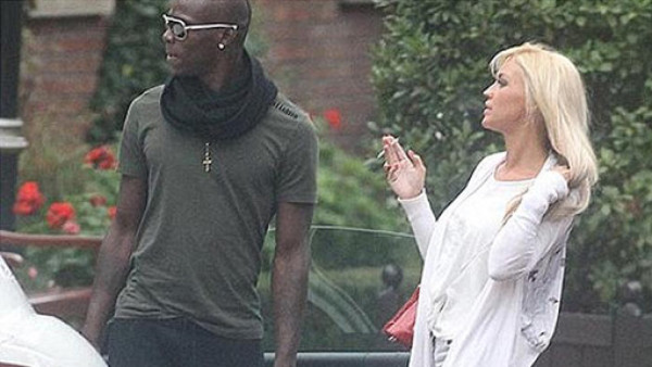 Mancini le pide a Balotelli que deje de fumar