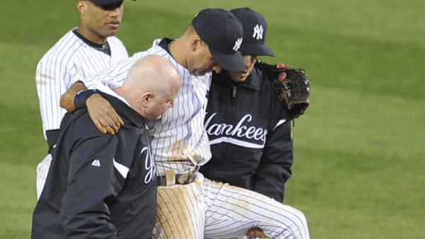 Derek Jeter sufrió una fractura en el tobillo y será baja tres meses