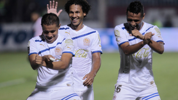 VIDEO: Roger Rojas celebró sus goles con el 'Gangnam Style'