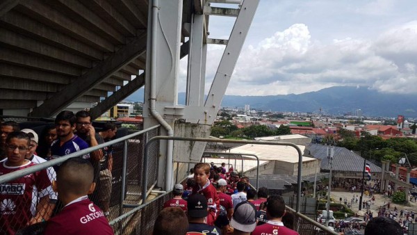 FOTOS: Así evacuaron los miles de aficionados del Saprissa tras la amenaza de bomba