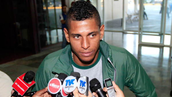 ¡Carlo Costly tiene una alerta migratoria!