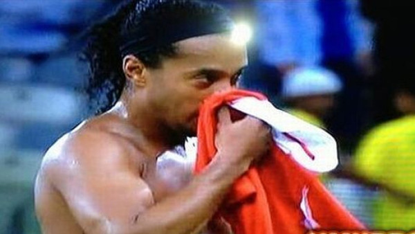 Polémica en redes sociales por foto de Ronaldinho