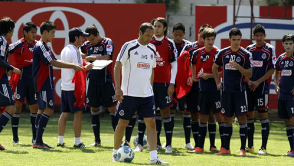 Chivas de México deja mala imagen ante medios españoles