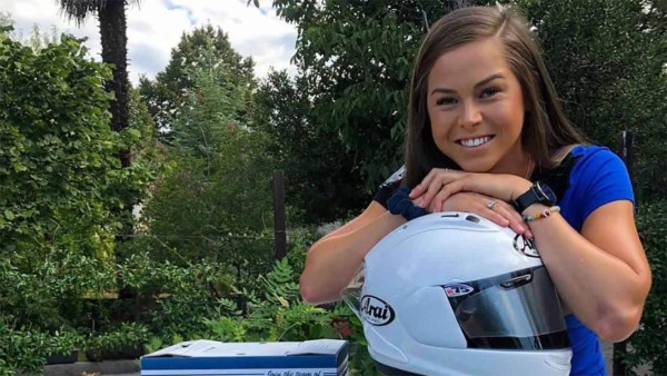 Sharni, la hermosa piloto que se retiró del motociclismo por culpa del machismo en las carreras