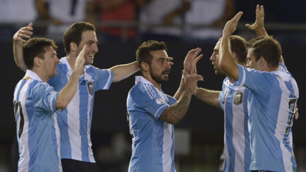 Argentina golea a Venezuela y asegura el liderato