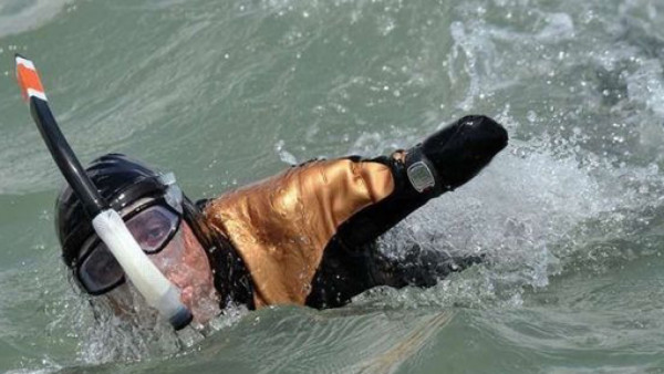 Nadador amputado atraviesa el mar Rojo