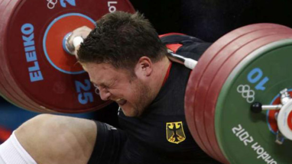 Barra de 434 libras cae sobre pesista en Juegos Olímpicos
