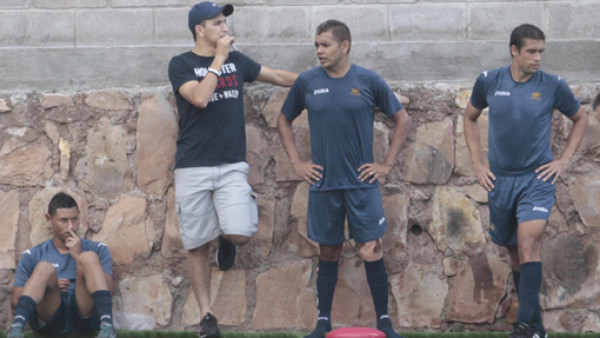 Leverón llegó a Motagua, pero solo de visita...